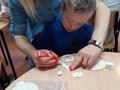 4.Uczeń z pomocą nauczycielki przykleja uszy zajączkowi
