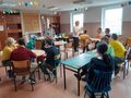 9. Prowadząca pokazuje kolejne etapy prac uczniowie się przyglądają