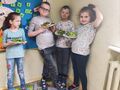 1. Uczniowie z przygotowanymi kanapkami 