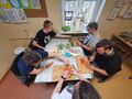 10. Uczniowie podczas krojenia warzyw 