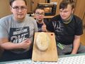 11. Uczniowie z chlebem który sami przygotowali 