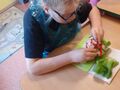 3. Uczeń jedzący swoją kanapkę 