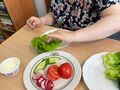 5. Uczennica przygotowujaca kanapkę wiosenną 