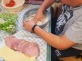 8. Uczeń w trakcie wyrabiania ciasta na chleb 