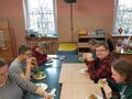 9. Uczniowie podczas jedzenia kanapek 