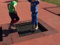 5. Uczniowie skaczący na trampolinie na placu zabaw 