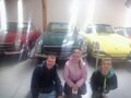 8. Uczniowie zwiedzają Metamuzeum Motoryzacji w Paczkowie. Pozują na tłe starych samochodów 