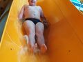 Chłopiec zjeżdża z dużej zjeżdżalni