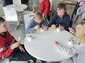7. Uczniowie podczas jedzenia lodów 
