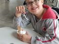 8. Uczeń spożywający słodką niespodziankę 