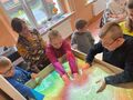 4. Uczniowie ogladający pomoce edukacyjne w klasie