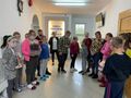 7. Uczniowie w holu wraz z opiekunami 