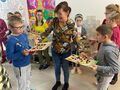 9.Nauczyciel przekazuje uczniom prace 