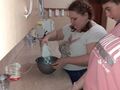 2. Przygotowywanie ciasta na pączki przez uczniów