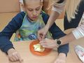 4. Uczeń z pomoca nauczyciela zawija ciasto