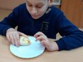 7. Uczeń je pizzerkę