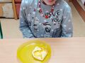 9. Dziewczynka spożywa wykonana przez siebie pizzerkę