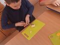 3. Uczeń krojący jabłko 