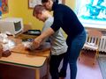 3 Uczeń formuje kształty pierników z pomocą nauczyciela