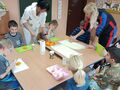 1. Grupa uczniów przygotowująca ciasteczka z ciasta francuskiego 