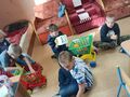 6. Dzieci bawiące się wspólnie zabawkami 