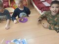 7. Troje chłopców je ciasteczka 