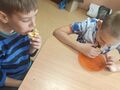 8. Chłopcy jedzący ciasteczka z masłem orzechowym i brzoskwinią 