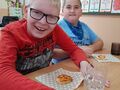 7 Chłopcy przystępują do degustacji ślimaczków