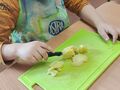 3. Uczeń kroi ziemniaka na sałatkę warzywną 