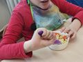 9. Uczeń przygotowuje się do zjedzenia sałatki 