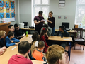 Uczeń klasy PP czyta pytanie podczas gry sprawdzającej wiedzępng