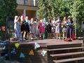 Pożegnanie koleżanki odchodzącej na emeryturę nauczyciele na scenie