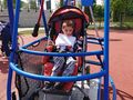 Plac zabaw na Błoniach w Krotoszynie Chłopiec huśta się na przystosowanej huśtawce dla osób niepełnosprawnych ruchowoJPG