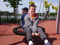 Plac zabaw na Błoniach w Krotoszynie Chłopiec siedzi na huśtawce bocianie gniazdoJPG