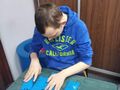 Zwiększanie pola doświadczeń dotykowych Uczeń siedzi w klasie przy stoliku na którym położone są mroźne wkłady dotyka je rękomajpeg
