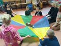 1 dzieci uczestniczą w grach z chustą animacyjną