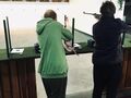 Dwóch chłopców przy stanowisku strzelniczym