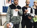 Uczeń SOW zwycięzca rywalizacji indywidualnej prezentujący dyplom i nagrodę