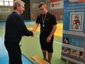 4 Chłopiec otrzymuje medal