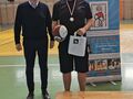 5 Chłopiec otrzymuje upominiki za dobry wynik w zawodach