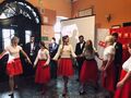 Uczniowie razem z nauczycielami tańczą Poloneza w holu szkoły