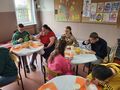 8. Życzenia od kolegów i koleżanek w tym słodki poczęstunek