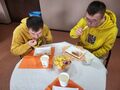 9. Bartek i Oliwier zajadają pyszny tort urodzinowy