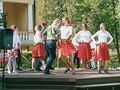 1. Uczniowie tańczą podczas akademii 