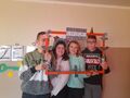 uczniowie pozują do zdjęć w fotobudce 3