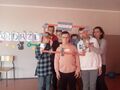 uczniowie pozują do zjęć w fotobudce