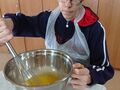 Uczeń miesza składniki potrzebne do wyrobienia ciasta 2