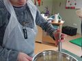 Uczeń miesza składniki potrzebne do wyrobienia ciasta 3