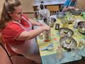 1. Uczennica przygotowuje produkty spozywcze