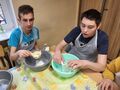 2. Uczniowie przesiewaja mąkę na ciasto